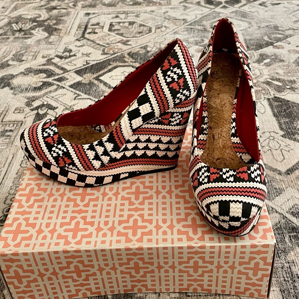 Gianni Bini size 7.5 platform wedge heels